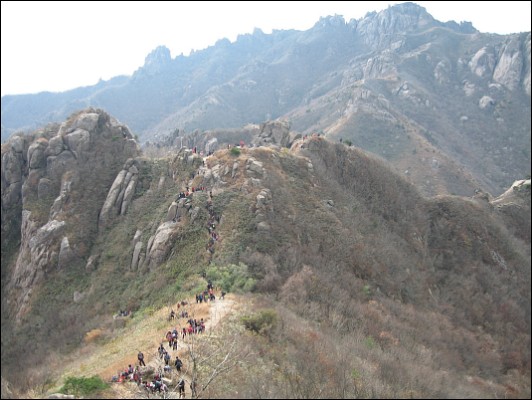 끝없이 펼쳐진 하산 능선길 